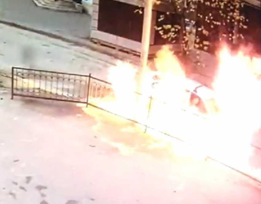 Мощный взрыв снесшей ограждения машины попал на видео в Ростове