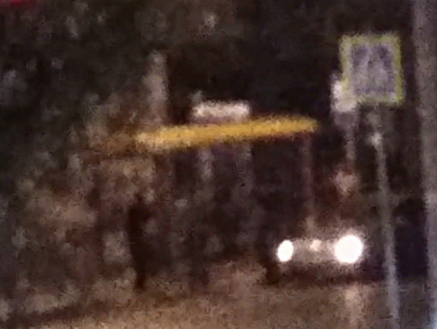 Хулиганы толпой жестоко избивали парня на глазах у его девушки на ночной улице Ростова