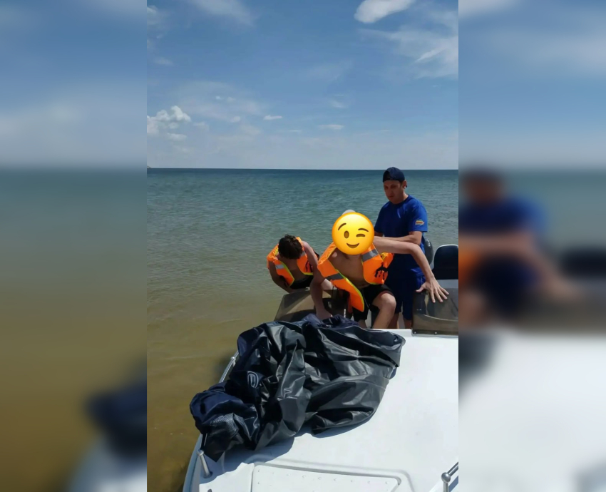Подростков унесло на сдувающемся матрасе на Цимлянском водохранилище — их спасли катером