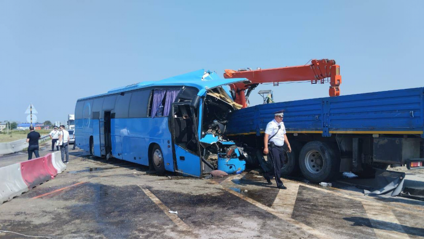 В Кабардино-Балкарии в ДТП с автобусом из Ростова пострадали 12 человек