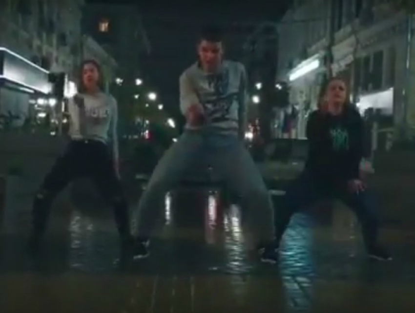 Зажигательные танцы горячей троицы на мокрой от дождя брусчатке в центре Ростова попали на видео