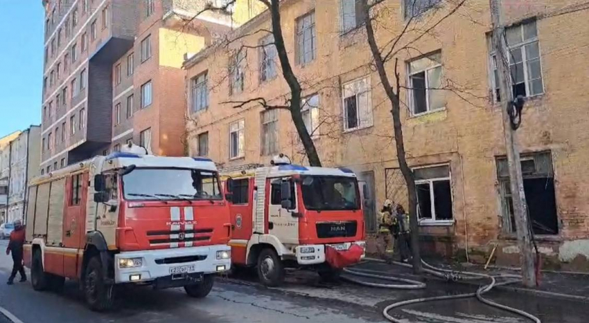 В центре Ростова горит трехэтажное здание