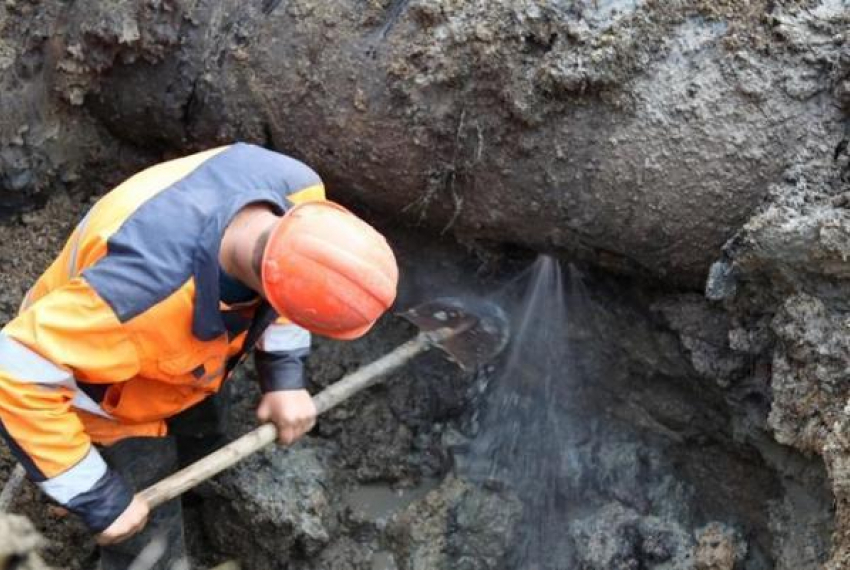 На Зоологической перекрыто движение, устраняют порыв водовода