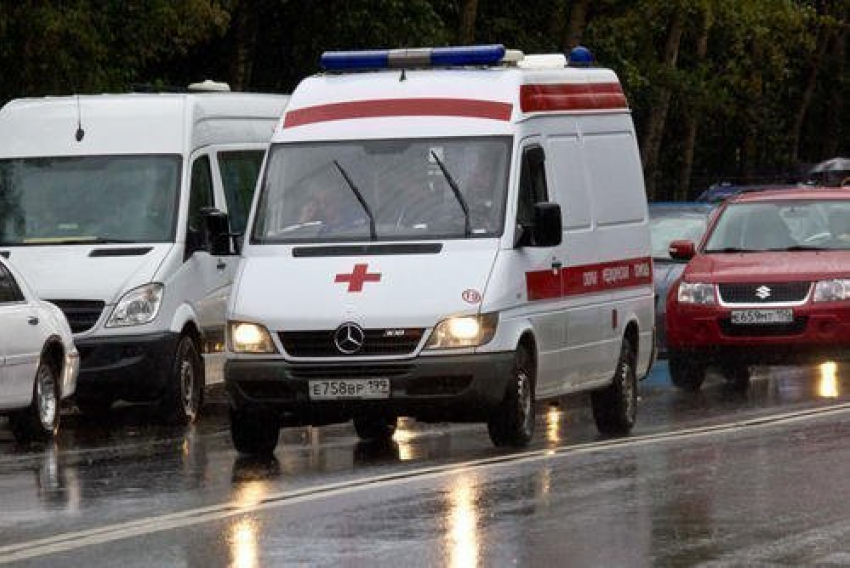 В Ростове водитель протаранил машину «скорой помощи", ранен врач 