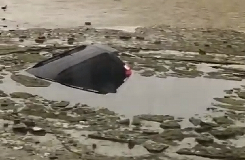 В Ростовской области контрабандисты утопили свою машину в пруду