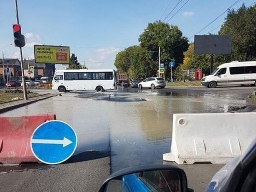 Небольшой потоп на дороге Ростова уничтожил новый «качественный» асфальт