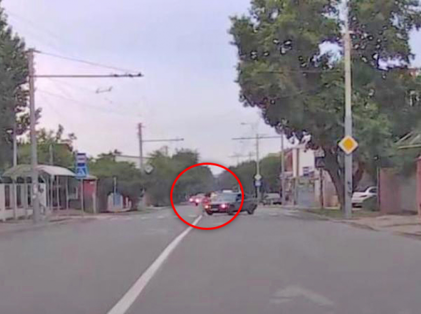 В Ростове-на-Дону водитель «БМВ» сбил женщину на «зебре» и скрылся. Видео 
