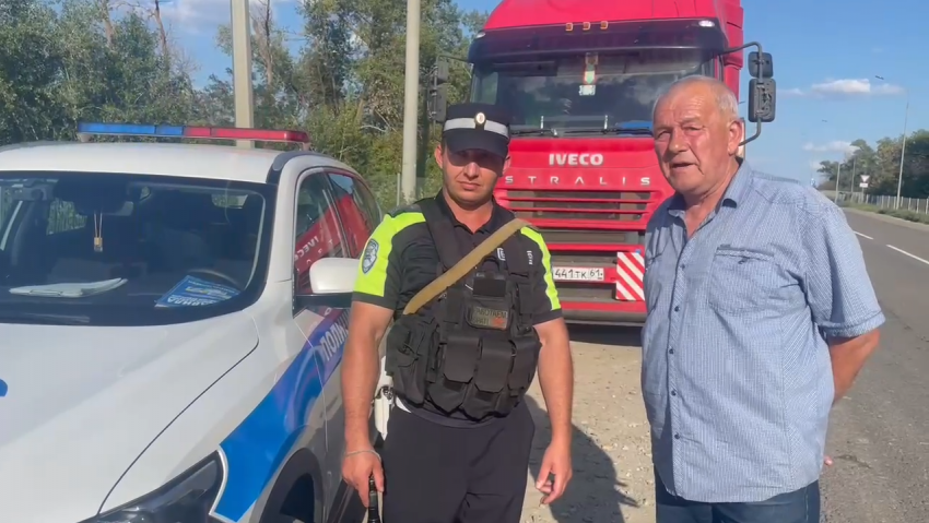 Полицейские помогли водителю поломанного грузовика на трассе в Ростовской области