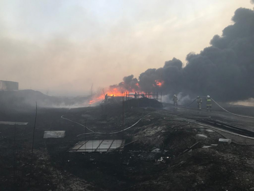 Пожарный погиб при тушении возгорания на левом берегу Дона в Ростове
