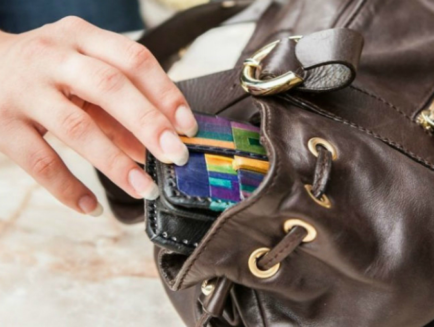 Ползарплаты утащила из сумки у полураздетой женщины продавщица магазина в Ростовской области