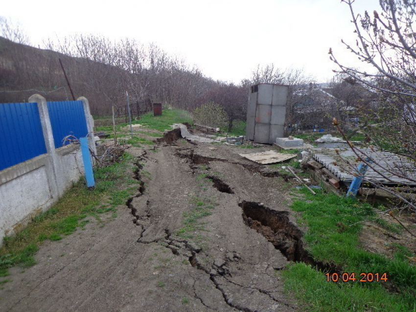 В Ростовской области жителей села эвакуируют из-за трещин в грунте