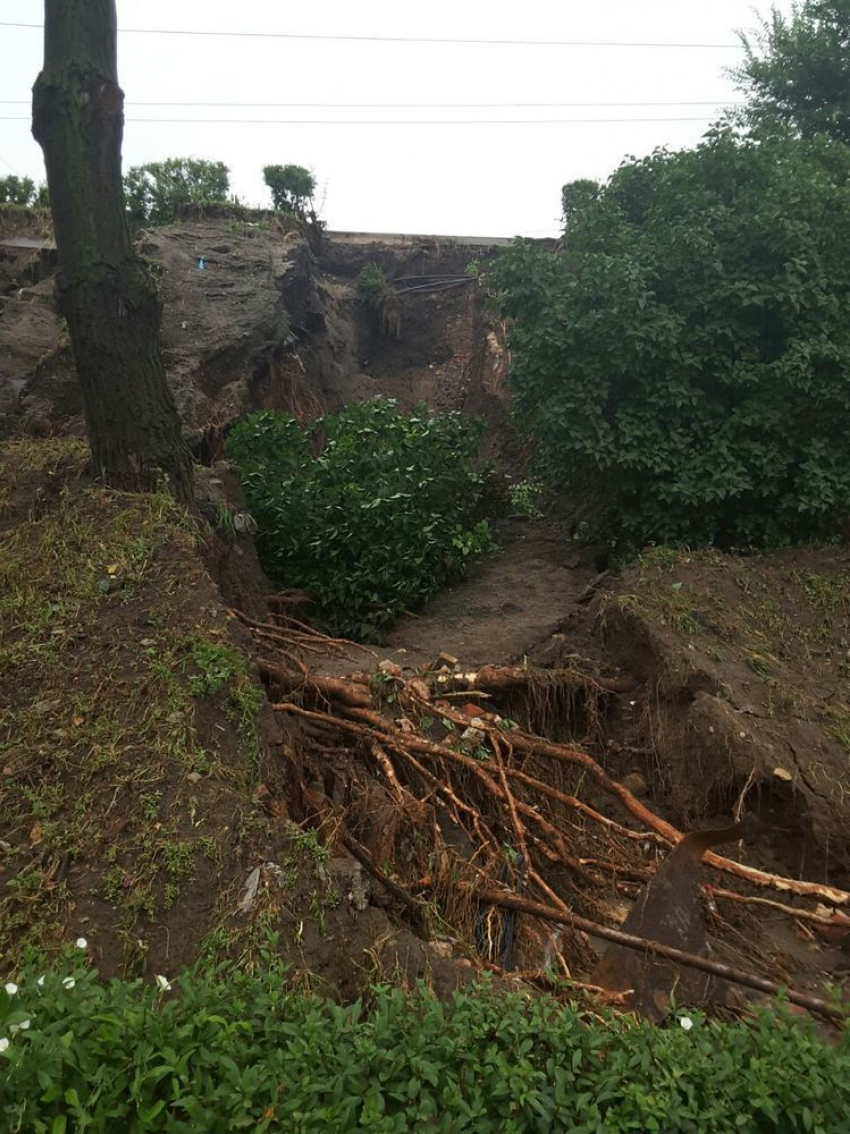 Из-за аномального ливня на проспекте Стачки сошел оползень 