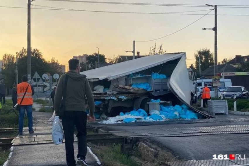 В Ростове пассажирский поезд Адлер-Томск протаранил грузовик