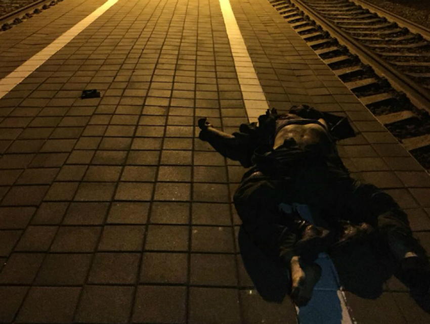 Молодой венный погиб под колесами пассажирского поезда под Ростовом