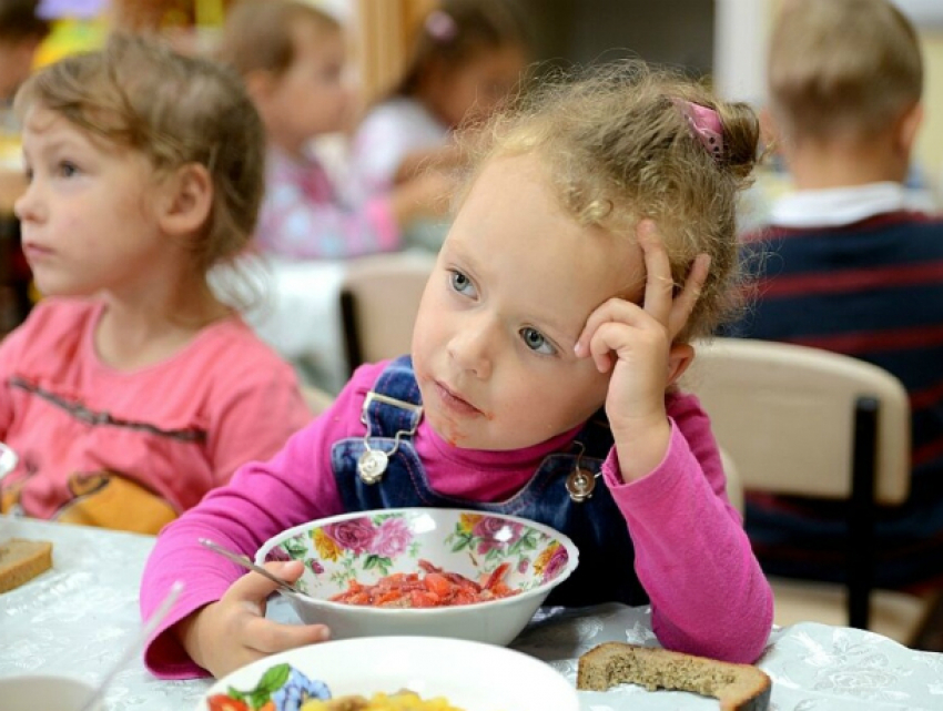 Подозрительную свинину и курицу пытались «скормить» малышам в детсаду Ростовской области