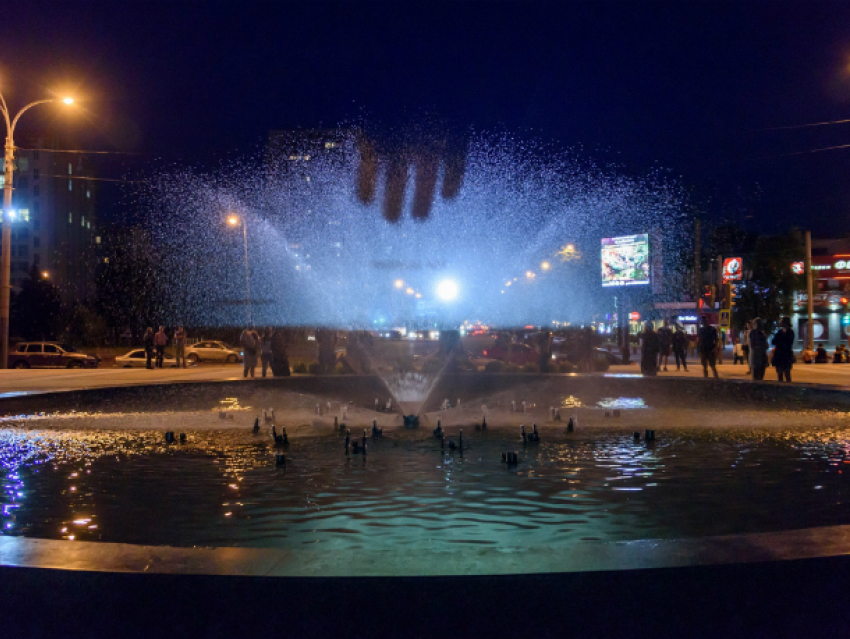 Нереально красивый фонтан с потрясающими картинками запустили в Ростове