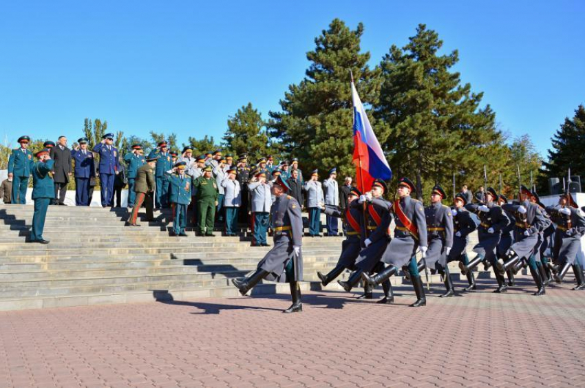 В Ростове возложили цветы и венки к мемориалу «Павшим войнам»