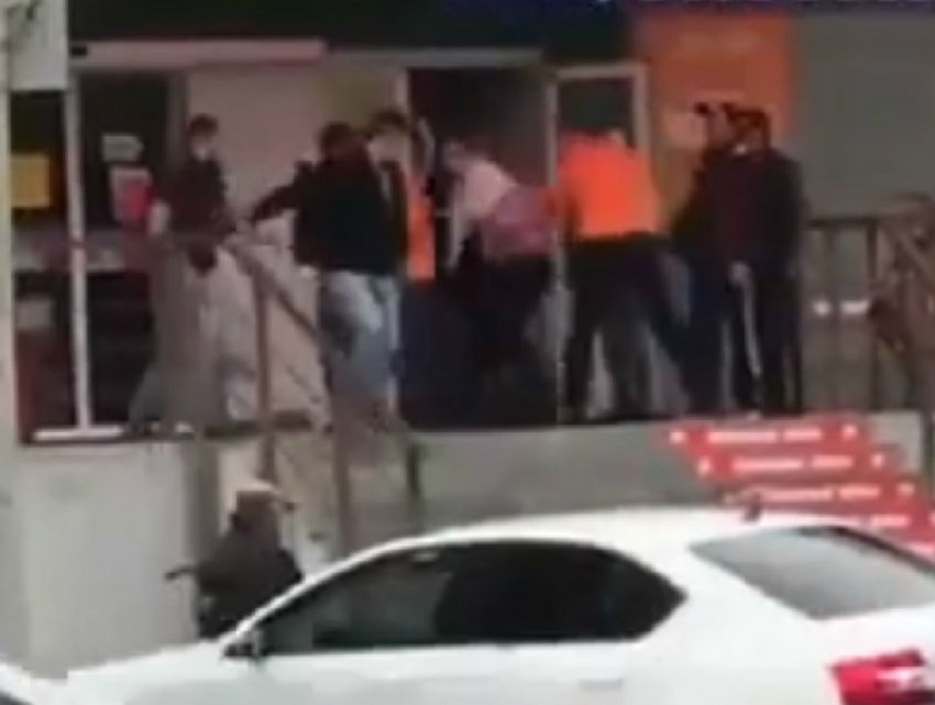 Взрывоопасные разборки продавцов сняли на видео ошалевшие покупатели в Ростове