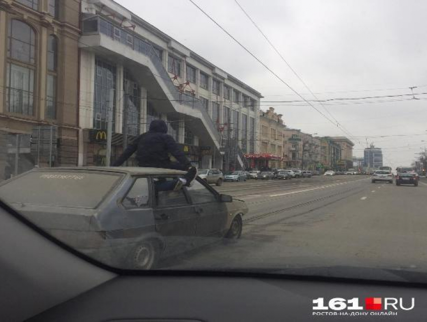 В центре Ростова молодой человек «оседлал» автомобиль