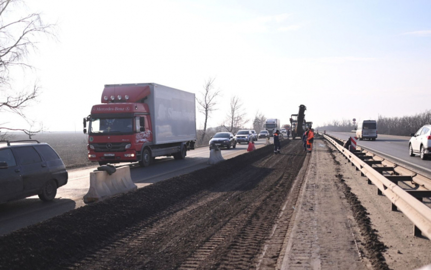 В Ростовской области на трассе М-4 ликвидировали более 12,4 тысяч кв.м. ямочности