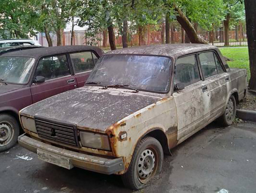 Убрать брошенные автомобили с улиц пообещали в скором времени в Ростове