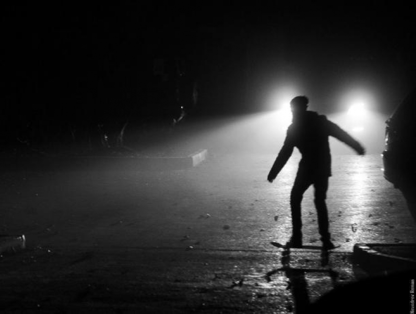 Подросток на скейтборде попал под колеса автомобиля в центре Ростова