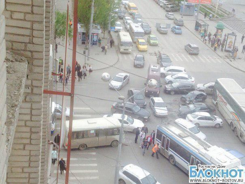 В центре Ростова из-за аварии с «Мерседесом» и «Хендаем» образовался затор: водители ждут ГИБДД 3 часа