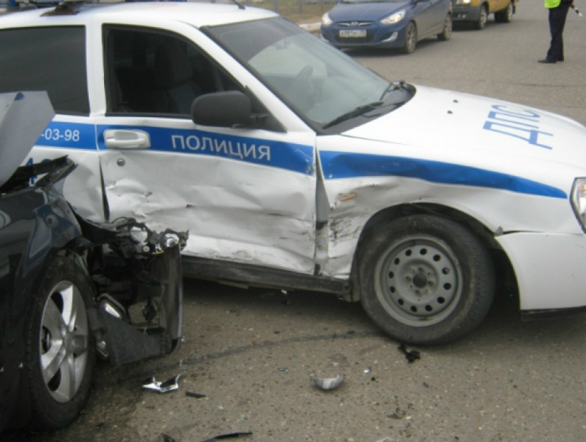 Пьяный капитан ГИБДД протаранил остановившийся на светофоре автомобиль полиции в Ростове