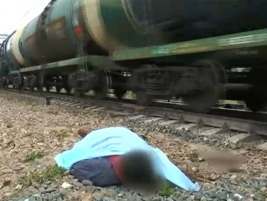Гуляющего вдоль ж/д путей «загадочного» мужчину насмерть сбил поезд под Ростовом