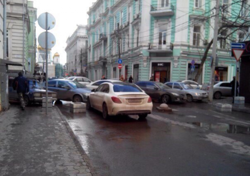 Ростовчане: Соборный стал местом для парковки, а не пешеходной зоной!
