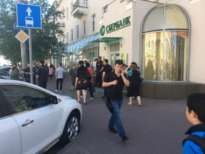 Посетителей «Сбербанка» в центре Ростова экстренно эвакуировали из-за неудачного ограбления