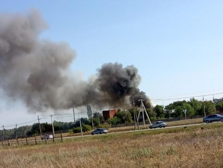 В Морозовске загорелся заброшенный мясокомбинат 