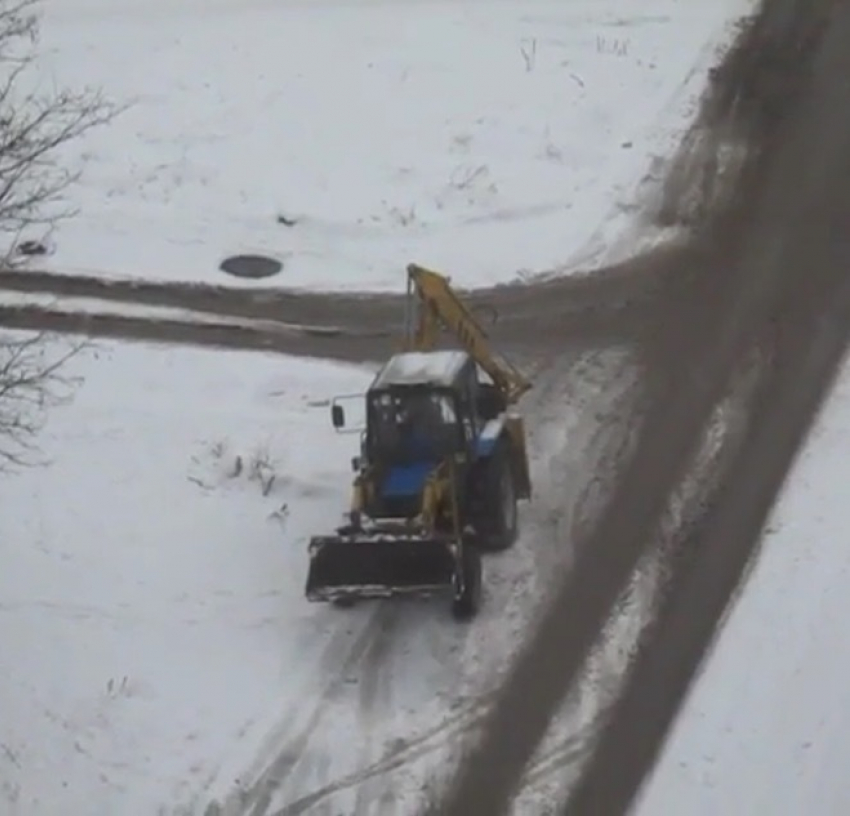 В Ростове трактор попал в огромную яму и вытащил себя ковшом