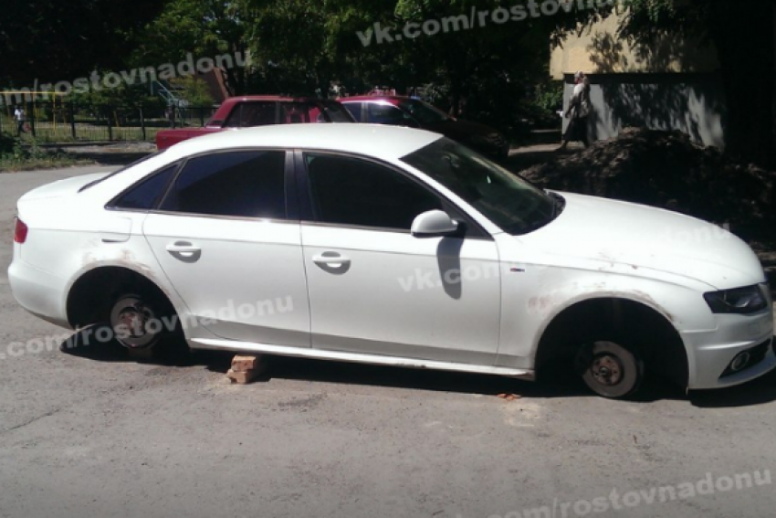 В Ростове неизвестные украли колеса припаркованного авто