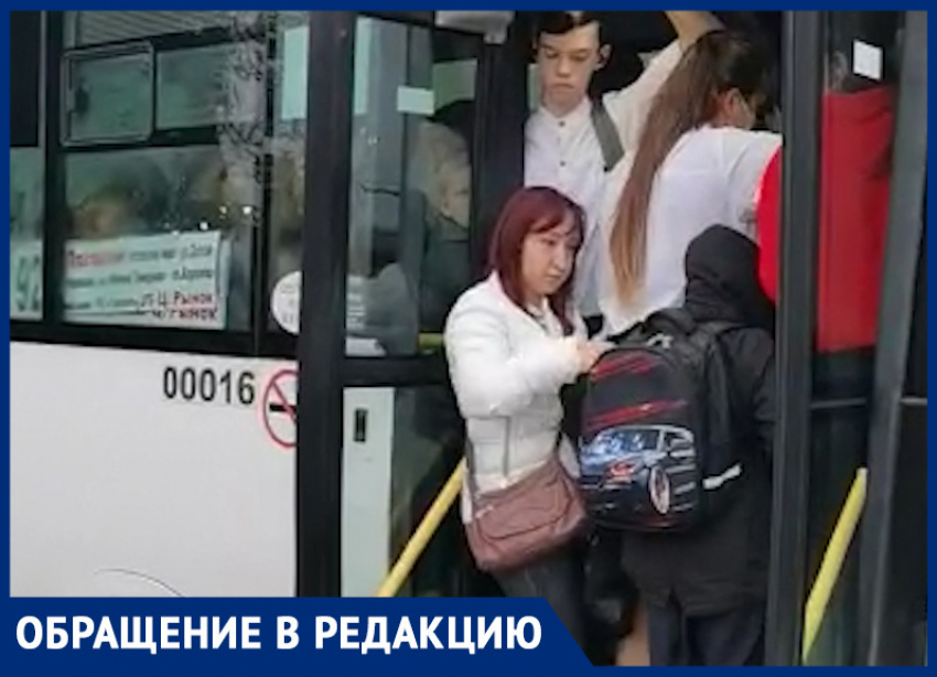 «Дети не смогли попасть на занятия»: жители района Ростовского моря пожаловались на нехватку автобусов