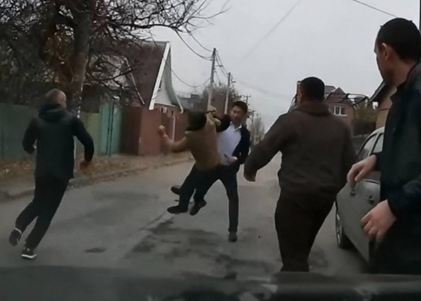 Ростовский Джон Уик: мужчина в костюме нокаутировал двоих противников и скрылся с места потасовки