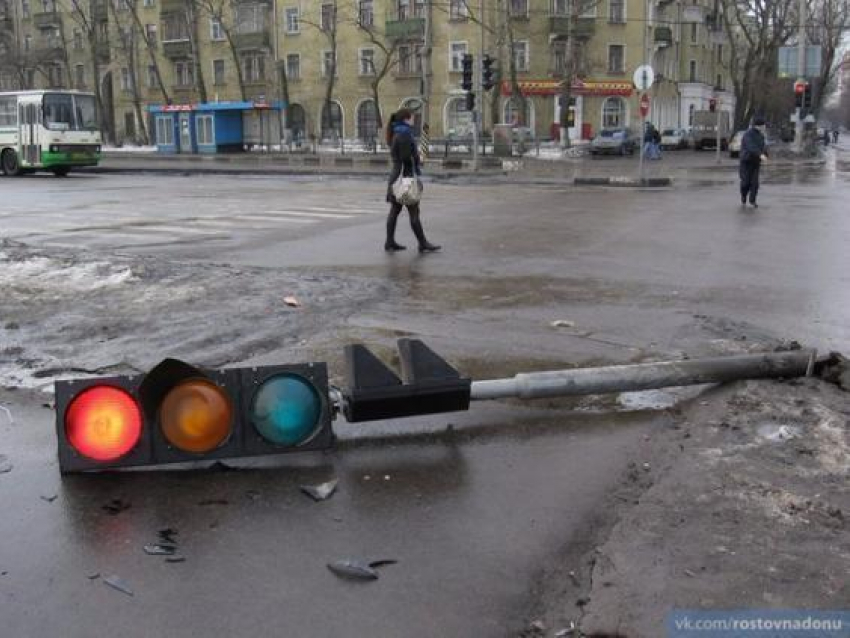 В Ростове мужчина подрался со светофором
