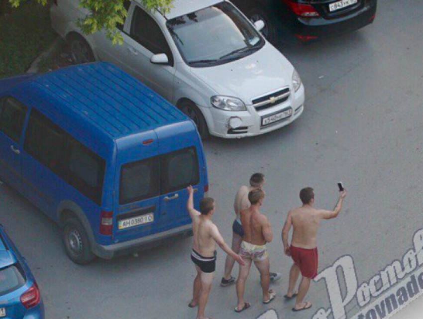 Устроившие фотосессию во дворе смешные парни в пестрых трусах сделали утро жителям Ростова