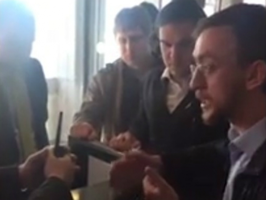Ожесточенный спор застрявших в аэропорту Домодедово пассажиров из Ростова попал на видео