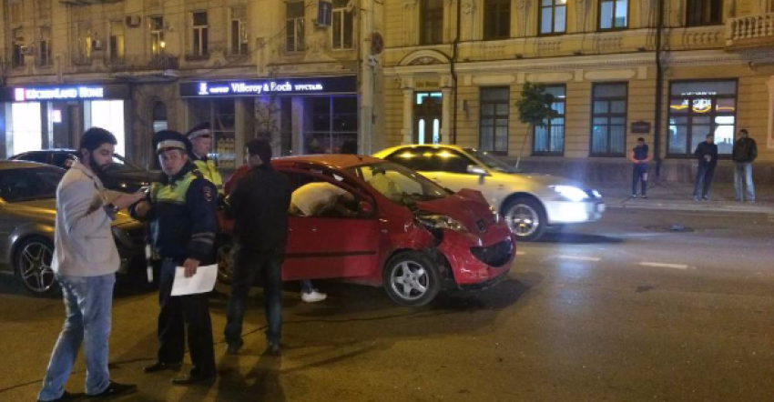 В Ростове автоледи спровоцировала тройное ДТП с иномарками 