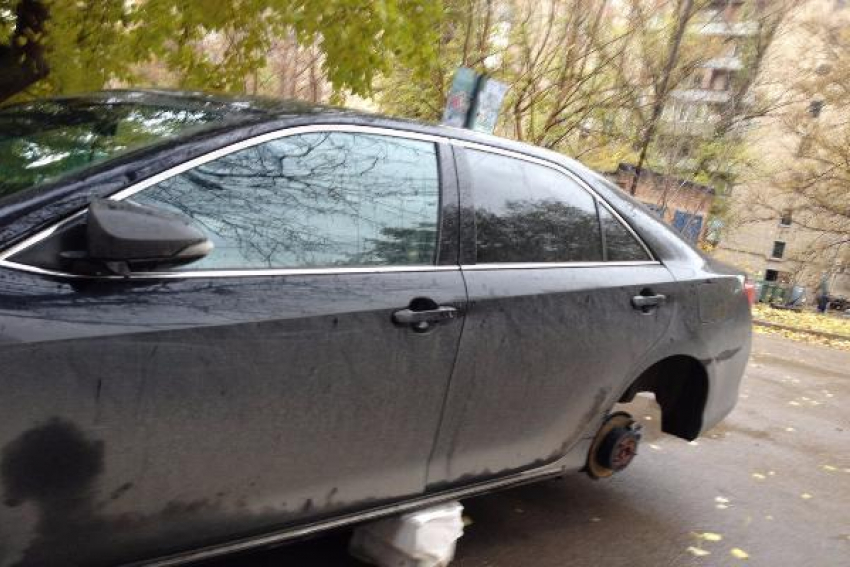 В Ростове по ночам с автомобилей снимают колеса 
