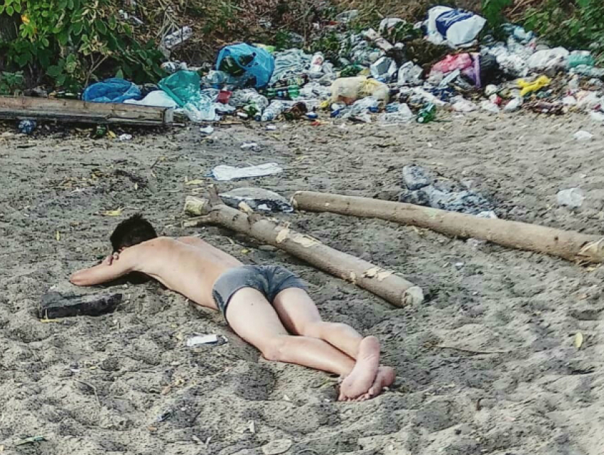 Классический пляжный отдых у мусорной свалки вызвал стыд за свой город у ростовчан