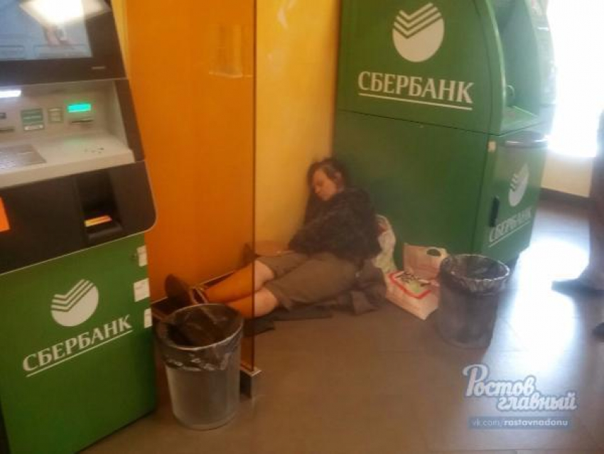 Ростовчане возмущены тем, что в центре города у банкоматов ночуют бездомные