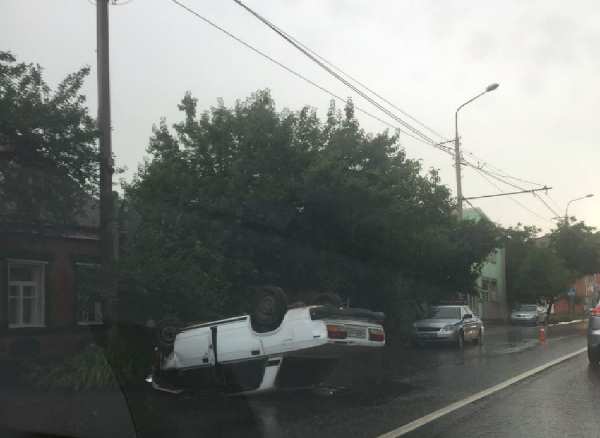 Пьяный водитель мастерским переворотом машины на крышу удивил жителей Ростова