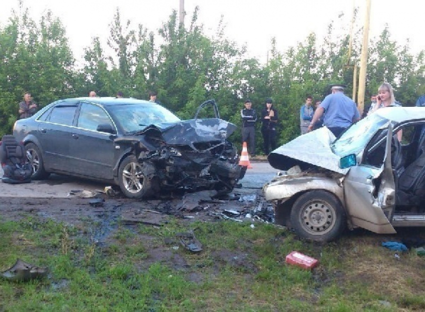В Азовском районе столкнулись «ВАЗ-2110» и «Ауди»: 3 погибли, 3 пострадали