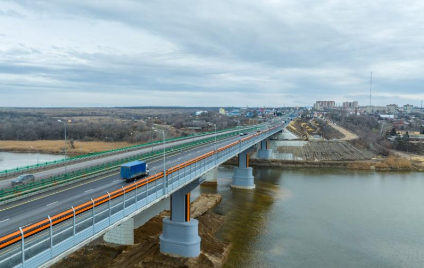 На трассе М-4 в Ростовской области открыли движение по мосту через Северский Донец