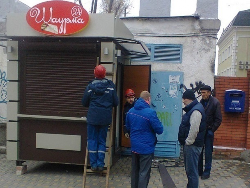 Ларек с шаурмой городские власти снесли в Ленинском районе Ростова