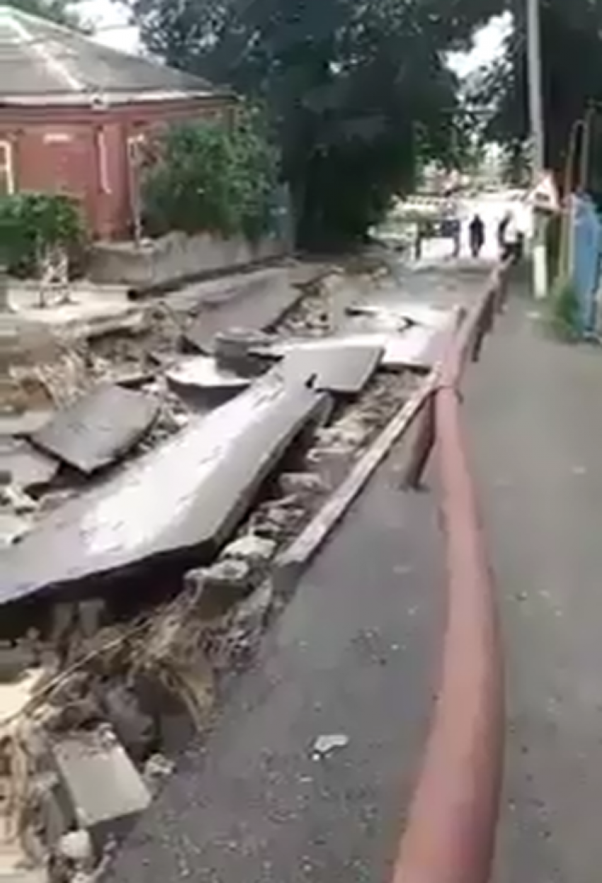 На Рельефной дорога обвалилась на полтора метра 