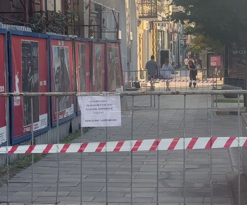 В центре Ростова огородили аварийный дом на Большой Садовой из-за угрозы обрушения