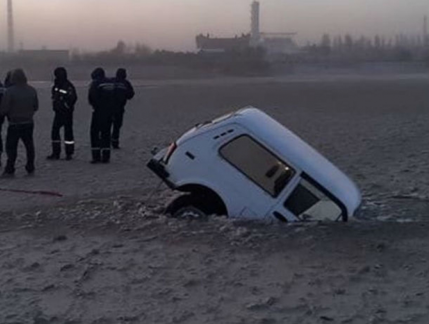 «Нива» с водителем провалилась под лед в Таганрогском заливе